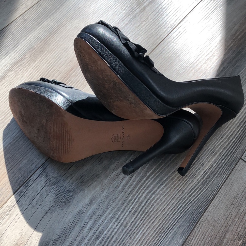 Ann Taylor Ruffle Pump Heels - 7.5 - Picture 5 of 6